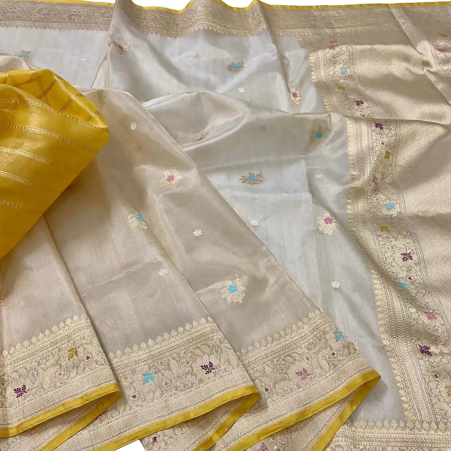 Elegant Off White Banarasi Kora Silk Handloom Saree